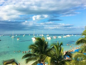 Plage à proximité, chaises longues