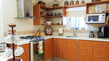 Frigorífic, microones, forn i cafetera i tetera