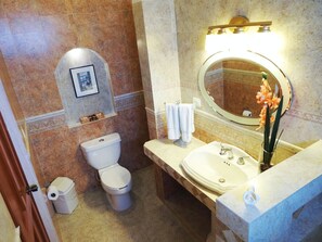 Douche, sèche-cheveux, serviettes fournies, savon