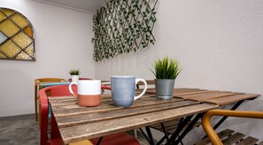 Horno, utensilios de cocina, congelador y papel de cocina