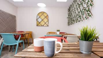 Oven, cookware/dishes/utensils, freezer, paper towels