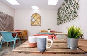 Horno, utensilios de cocina, freezer, servilletas de papel