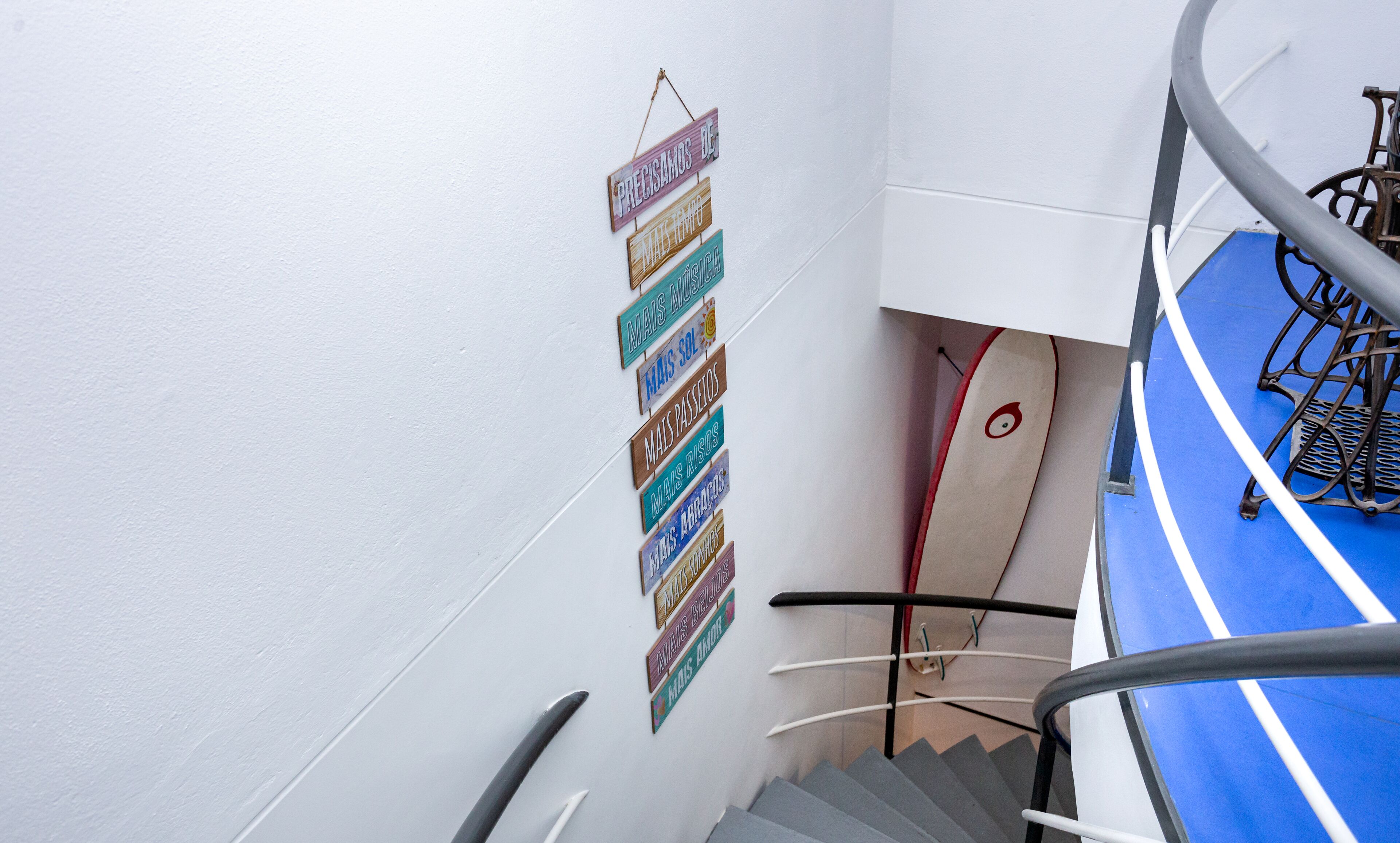 Eine Treppe mit Handlauf und einem an der Wand befestigten Schild mit verschiedenen Formulierungen.