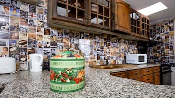 Four, batterie de cuisine, vaisselle et ustensiles, congélateur