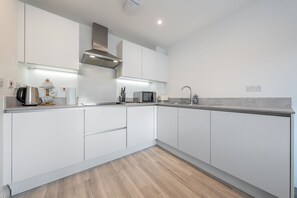 Een koelkast, een magnetron, een oven, een vaatwasser