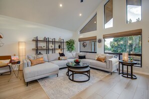 Una Smart TV, una chimenea