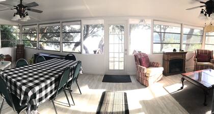 Relaxing 4/3 Lakehouse Getaway on Lake Geneva