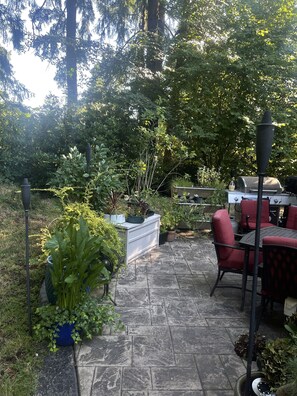 Outdoor dining - Charming Farmhouse With Hot Tub, Wrap-Around Front Porch & Tons of PNW charm!! (Milwaukie)