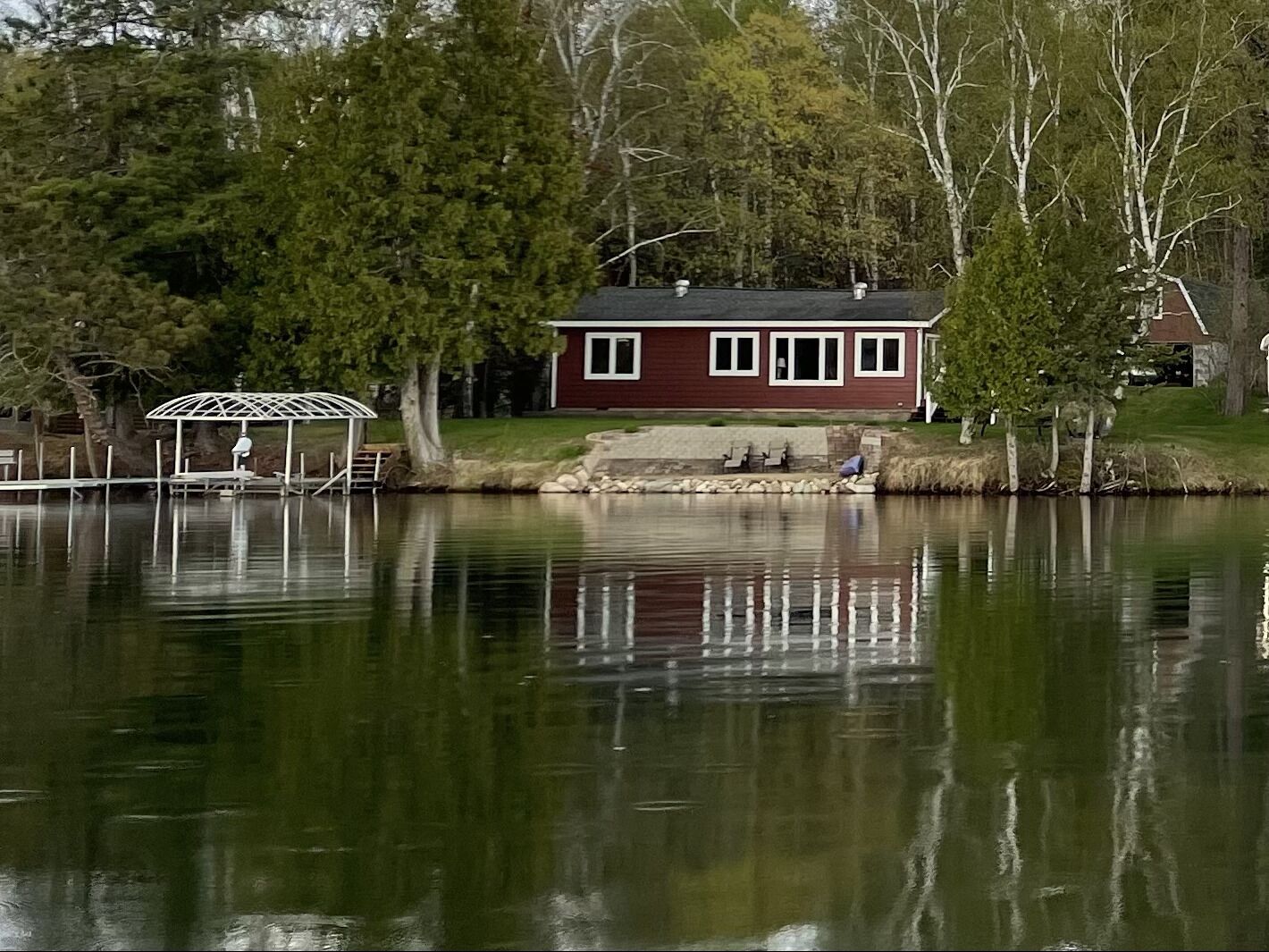 Little Red Cabin steps from beautiful lake Wabana!