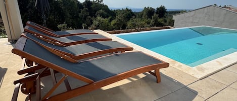 Utomhuspool och uppvÀrmd pool