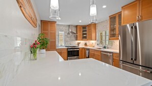 Coffee/tea maker, fridge, microwave, oven - Coastal Zen Steps from the Sand (Solana Beach)