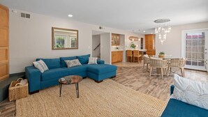 Smart TV, fireplace - Coastal Zen Steps from the Sand (Solana Beach)
