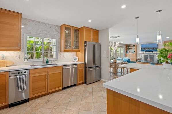 Fridge, microwave, oven, stovetop - Coastal Zen Steps from the Sand (Solana Beach)