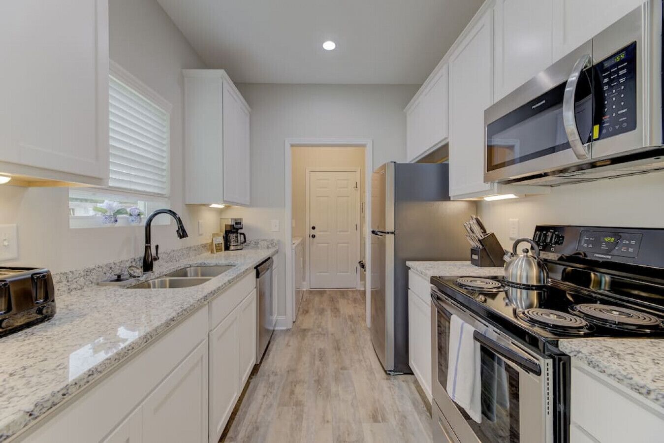 Grand réfrigérateur, micro-ondes, four, plaque de cuisson