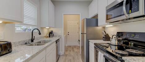 Großer Kühlschrank, Mikrowelle, Ofen, Herdplatte