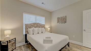 3 slaapkamers, een strijkplank/strijkijzer, reisbedje, wifi