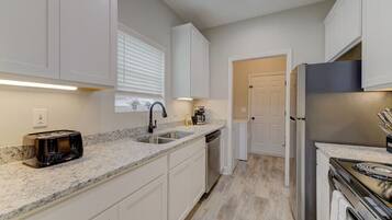 Frigorífico, microondas, horno y placa de cocina