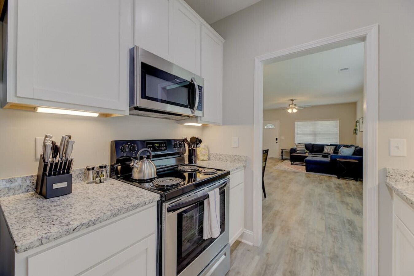 Refrigerador, microondas, horno y parrilla de estufa 