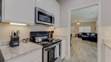 Een koelkast, een magnetron, een oven, een kookplaat