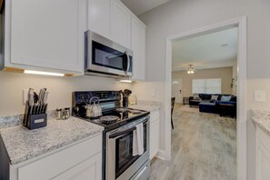 雪櫃、微波爐、焗爐、爐具