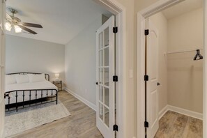 3 dormitorios, escritorio, tabla de planchar con plancha y wifi