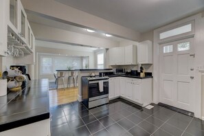 Jääkaappi, mikroaaltouuni, uuni, liesi