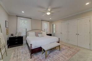 5 chambres, bureau, fer et planche à repasser, lit de bébé portatif