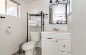 Een douche, een haardroger, handdoeken