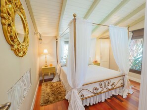 3 slaapkamers, een strijkplank/strijkijzer, gratis wifi, beddengoed