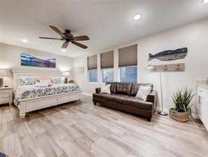 3 Schlafzimmer, Schreibtisch, Reisekinderbett, WLAN