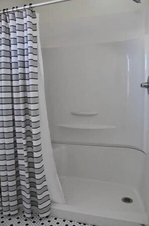 Douche, sèche-cheveux, serviettes fournies, savon