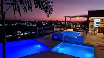 2 piscinas externas, espreguiçadeiras