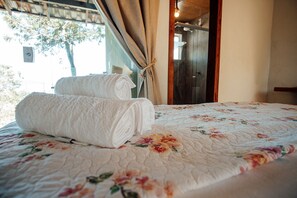 Habitación triple, vista al mar | Vista a la playa o el mar