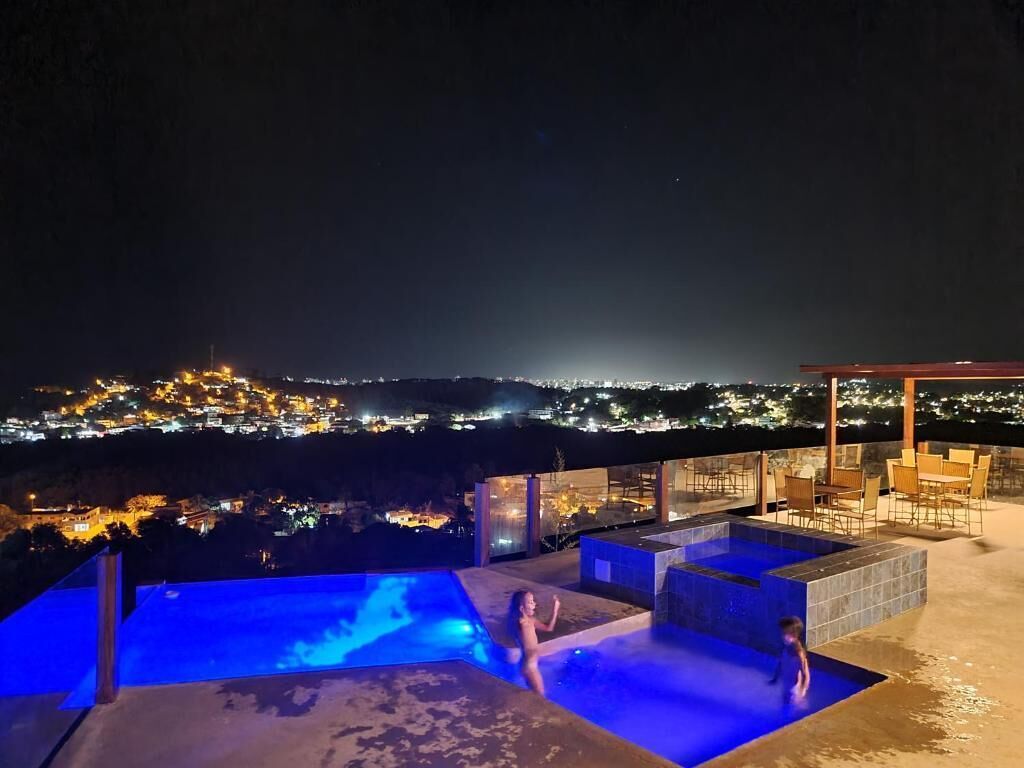 2 hồ bơi ngoài trời, ghế dài tắm nắng 