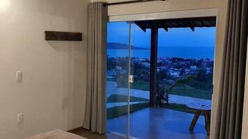 Roupas de cama premium, Wi-Fi de cortesia, roupa de cama