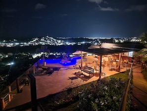 2 piscinas externas, espreguiçadeiras
