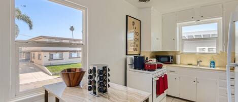 Classic Apartment | Private kitchen | Full-size fridge, oven, stovetop, dishwasher