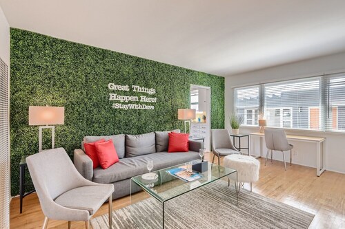 Signature KING 1BR In Top Beach Location (AB)