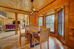 Interior - Pines Lodge - Private Pond-Walk in Tub (Hayesville)