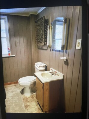 Badewanne, Handtücher, Shampoo, Toilettenpapier