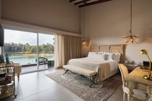 Habitación Deluxe | Minibar, caja fuerte, escritorio y tabla de planchar con plancha