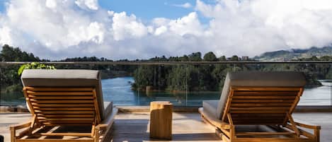 Grand Studio Suite | Bar mini, peti besi dalam bilik, meja, seterika/papan seterika