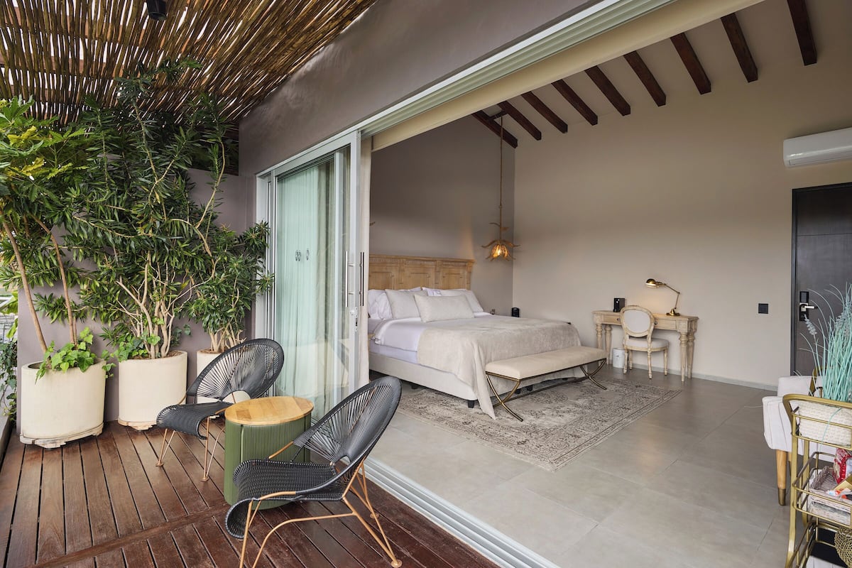 Habitación Deluxe | Minibar, caja de seguridad en la habitación y escritorio