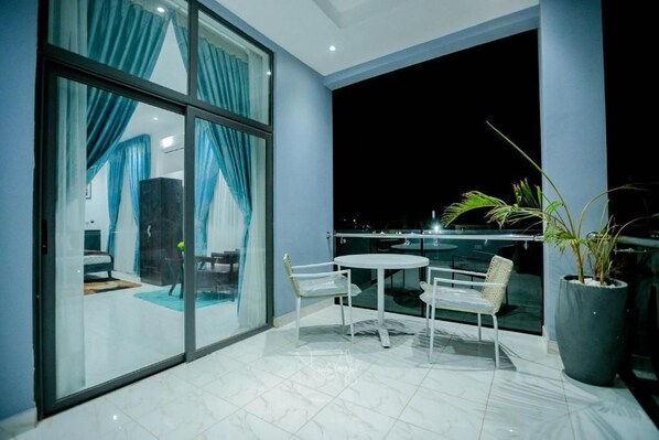 Outdoor dining - Room 102 - Uphills Court (Agbogba)