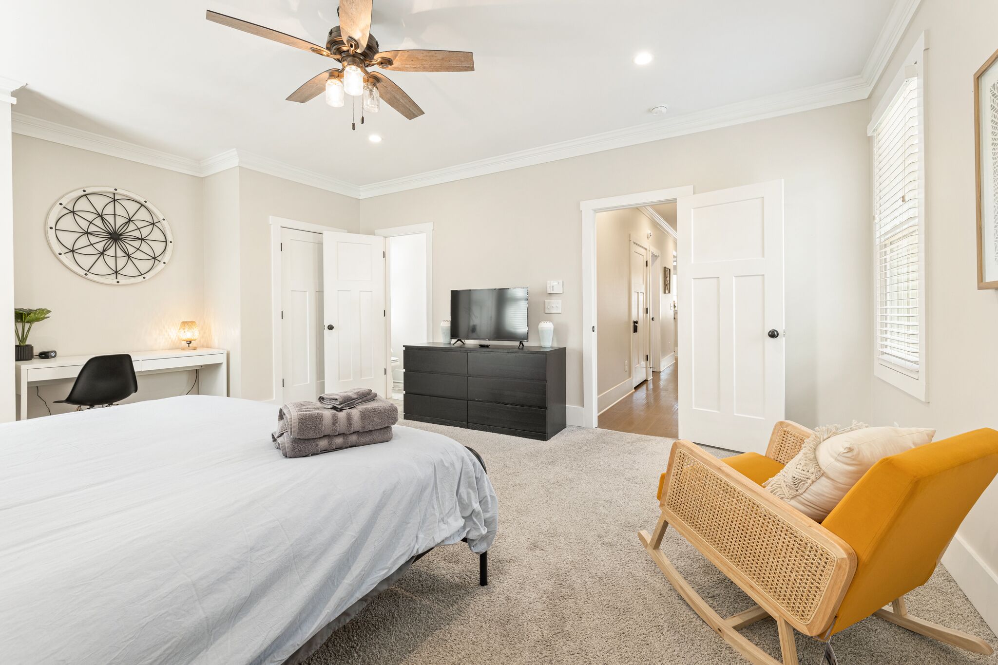 4 bedrooms, desk, iron/ironing board, travel crib