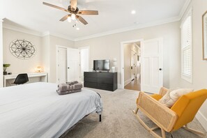 4 عد�ّة غرف نوم ومكتب ومكواة/لوح كي وسرير سفر