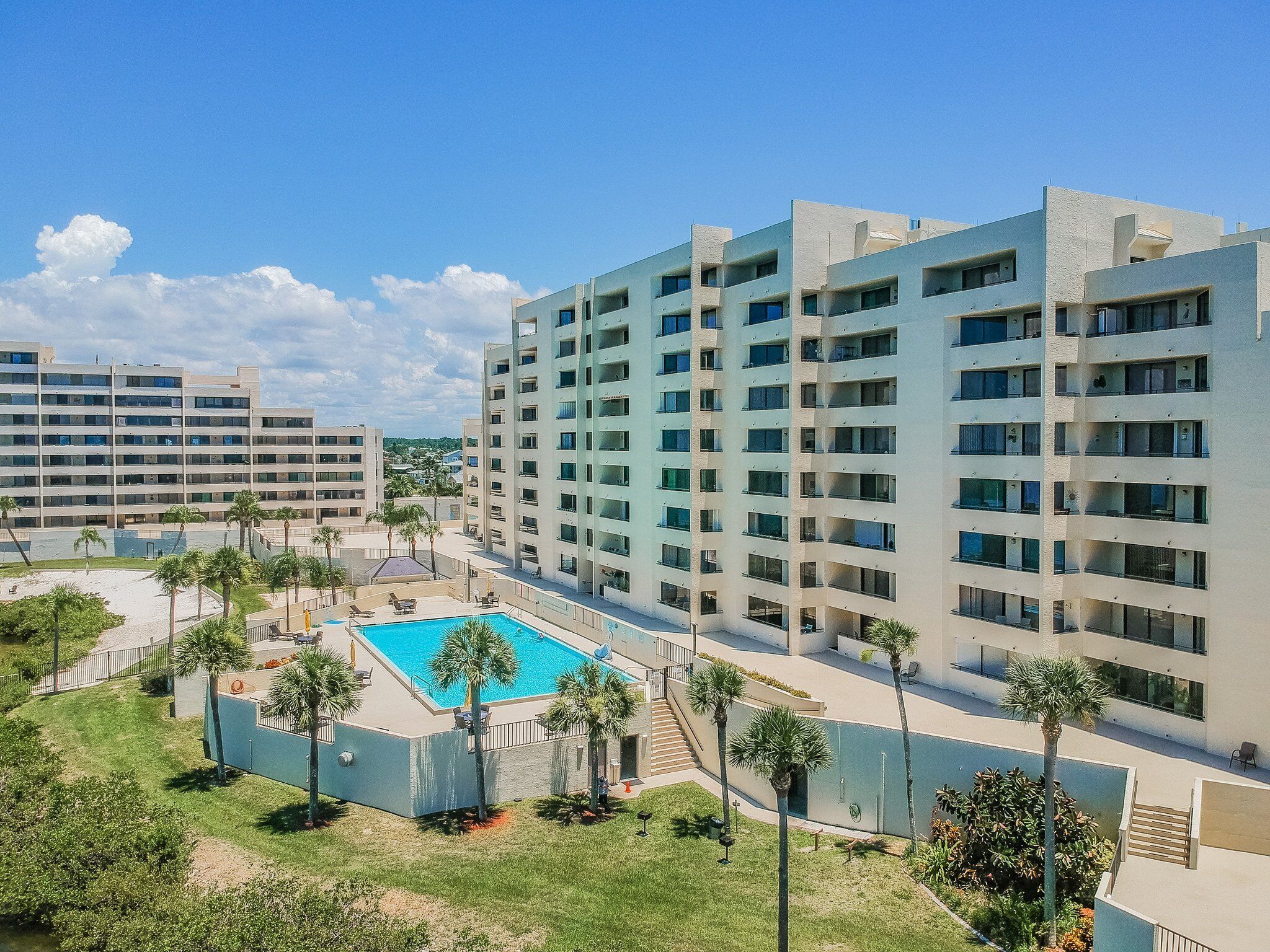 2/2, waterfront, Hudson, private beach! #806