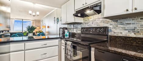 Frigorífico, microondas, horno y placa de cocina