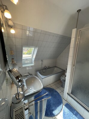 Bathtub, hair dryer, bidet, towels - Ferienhaus Heideglück (Bad Fallingbostel)