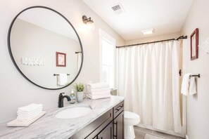 Bathtub, hair dryer, towels, shampoo - *New*Bright&Trendy 3bed Pad|10minDT,Biltmore,WAVL (Candler)